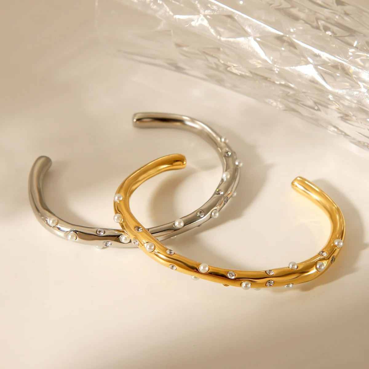 SERENYA Armreif – Edelstahl Armreif mit Zirkonia-Steinen & Perlen