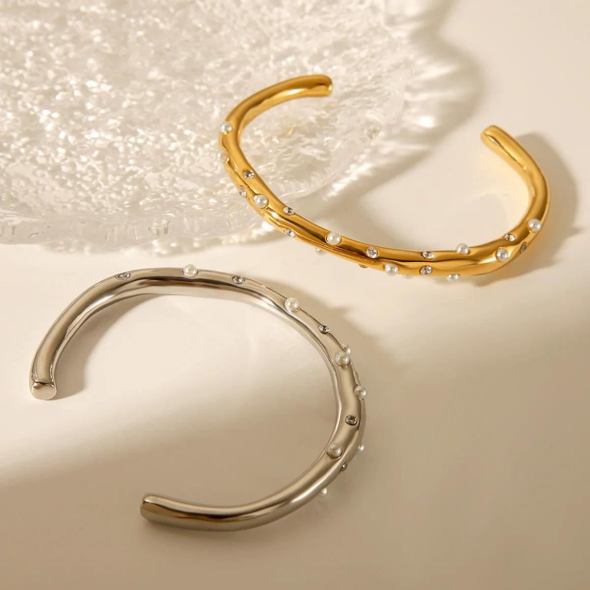 SERENYA Armreif – Edelstahl Armreif mit Zirkonia-Steinen & Perlen